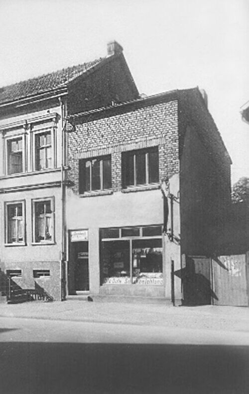 1943 - Erweiterung des Ladenlokals durch Aufstockung