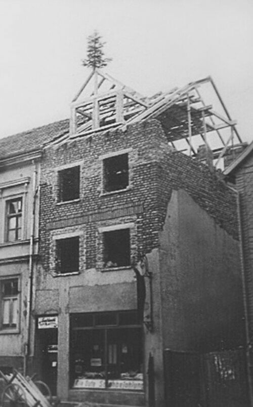 1951 - Weitere Aufstockung des Ladenlokals 1951